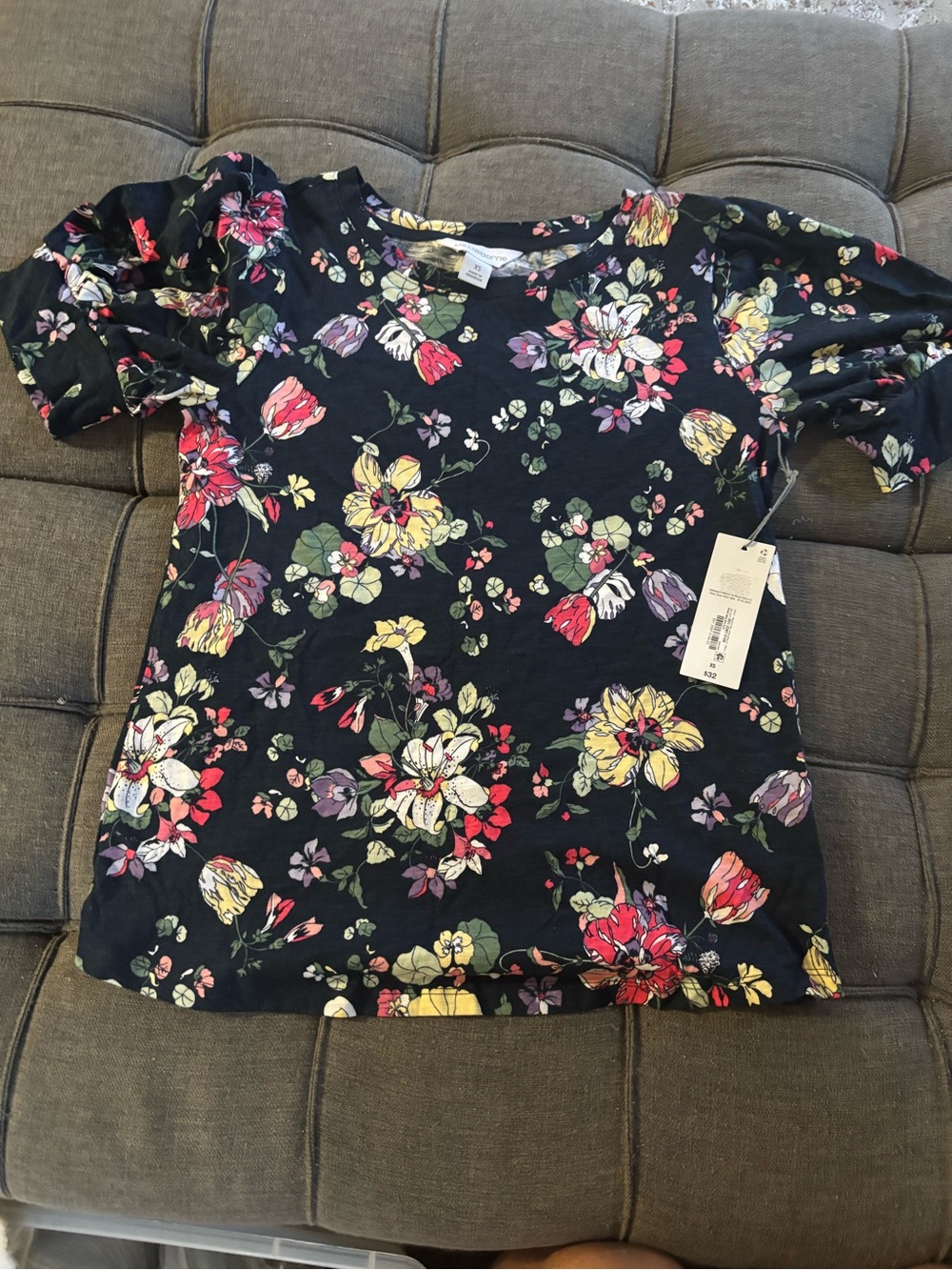 Liz Claiborne Black Floral Puff-Sleeve Tee